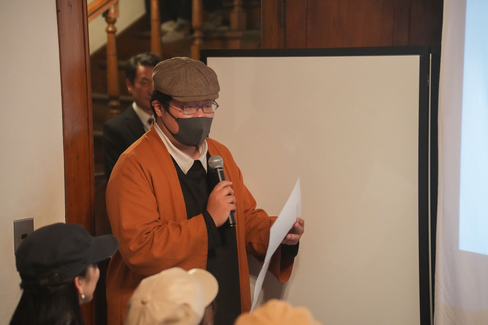 各グループの代表が、順に事件の真相について推理した結果を発表した