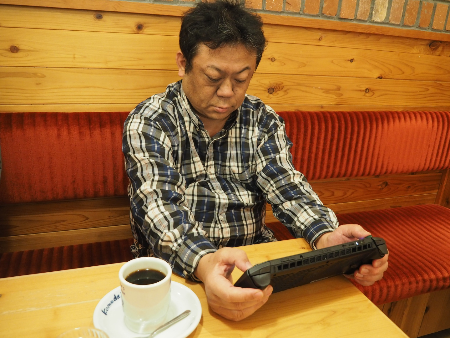 カフェでClaw A1を使って「P3R」をプレイしてみた。もちろん快適であった