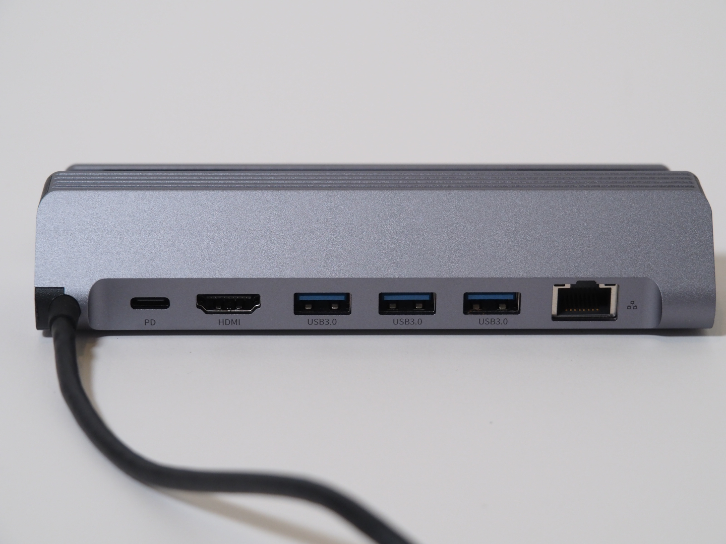 「DST-W04」の背面。HDMI端子やUSB 3.0×3、有線LANを利用できるようになる。一番左は給電用のUSB Type-C