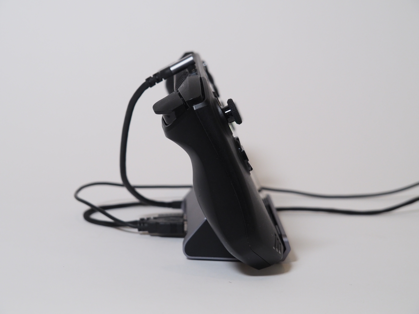 このように「Claw A1M」を載せて使うことができる