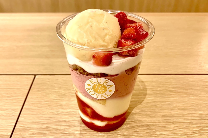 ショートケーキカップパフェ 販売期間：4月5日〜4月26日（価格：690円）※各店舗1日数量限定