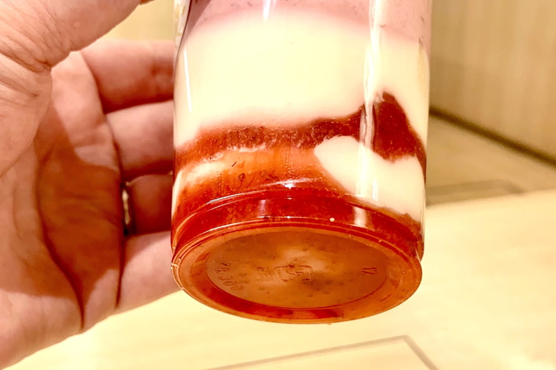 カップの底までいちごがたっぷり