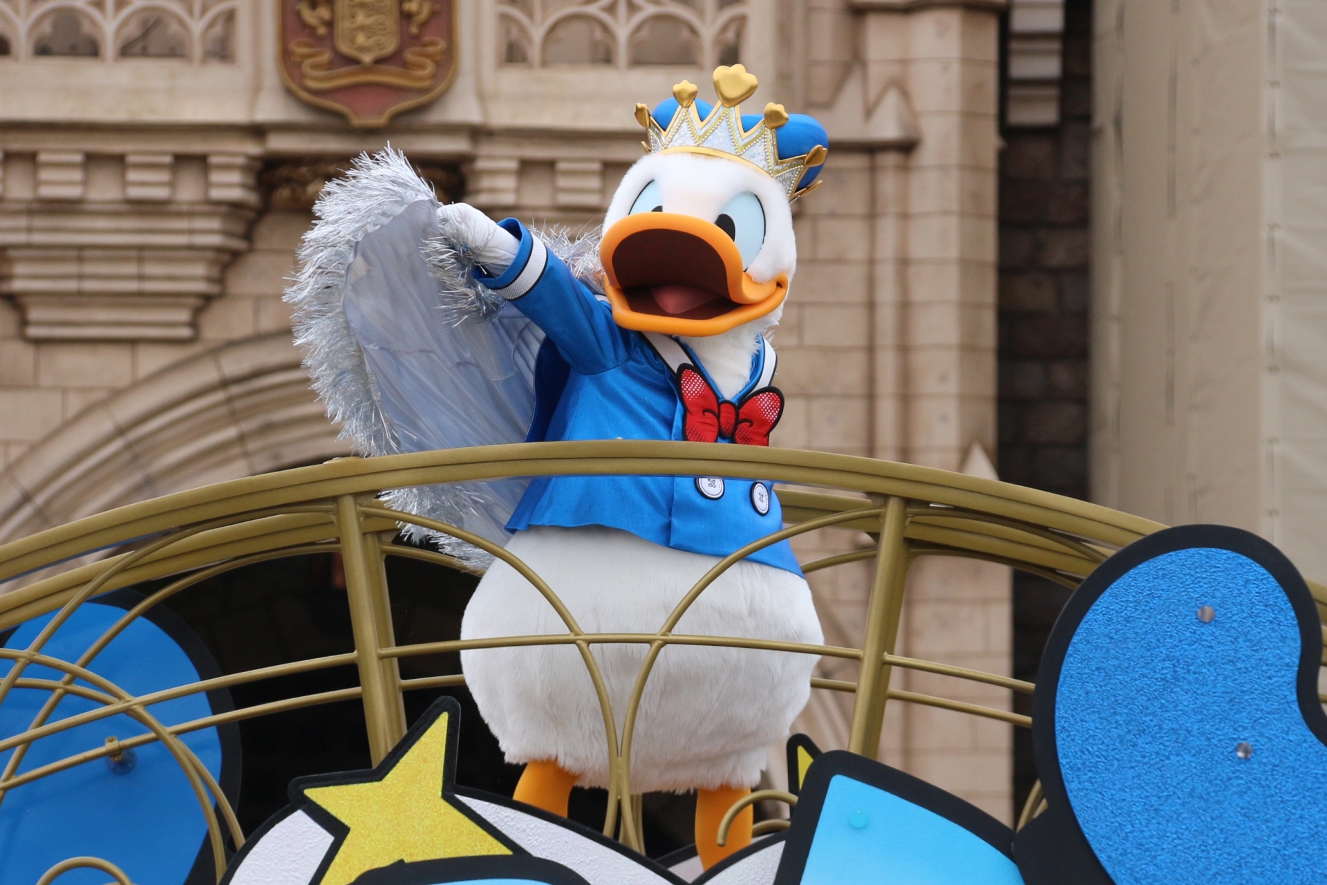 王冠とマントを着用する早着替えも披露される