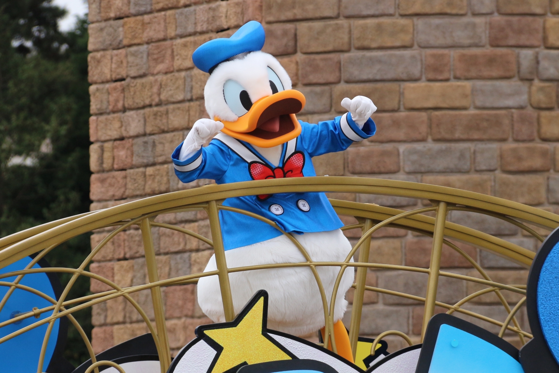 「俺様！」ポーズをするドナルド