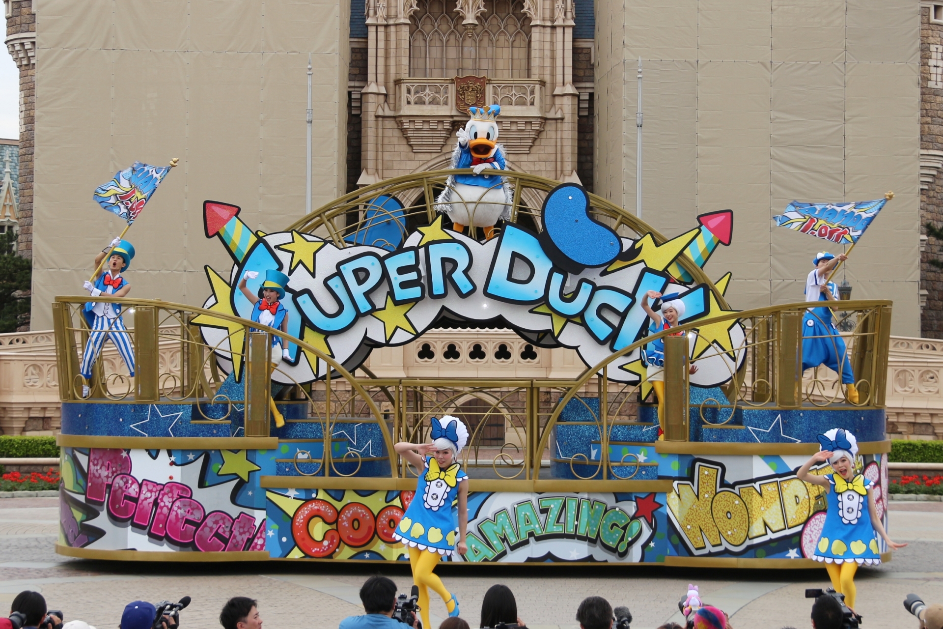 王冠とマントを着用する早着替えも披露される