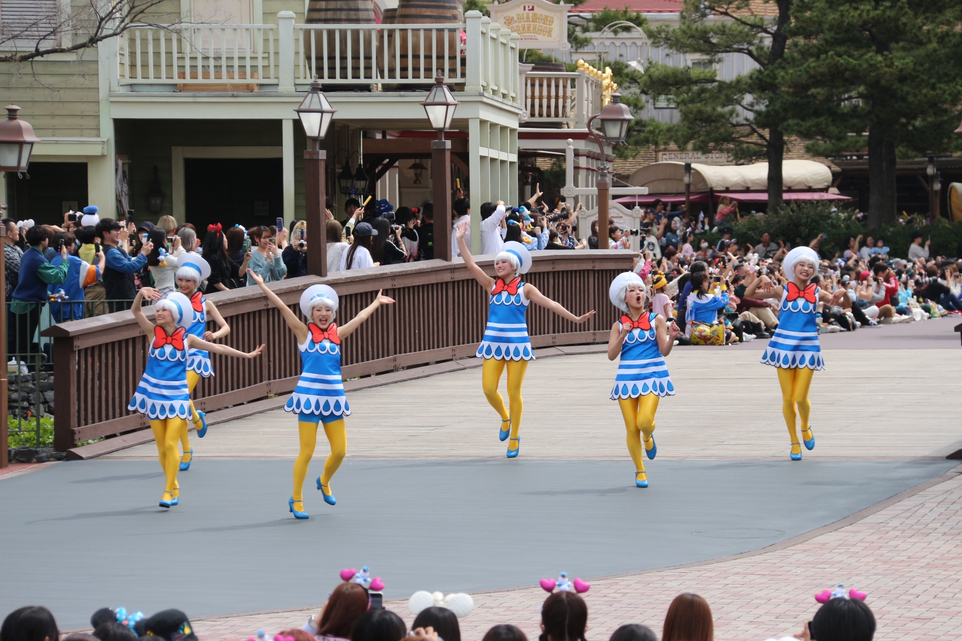 ダンサーの衣装もドナルドダックモチーフ