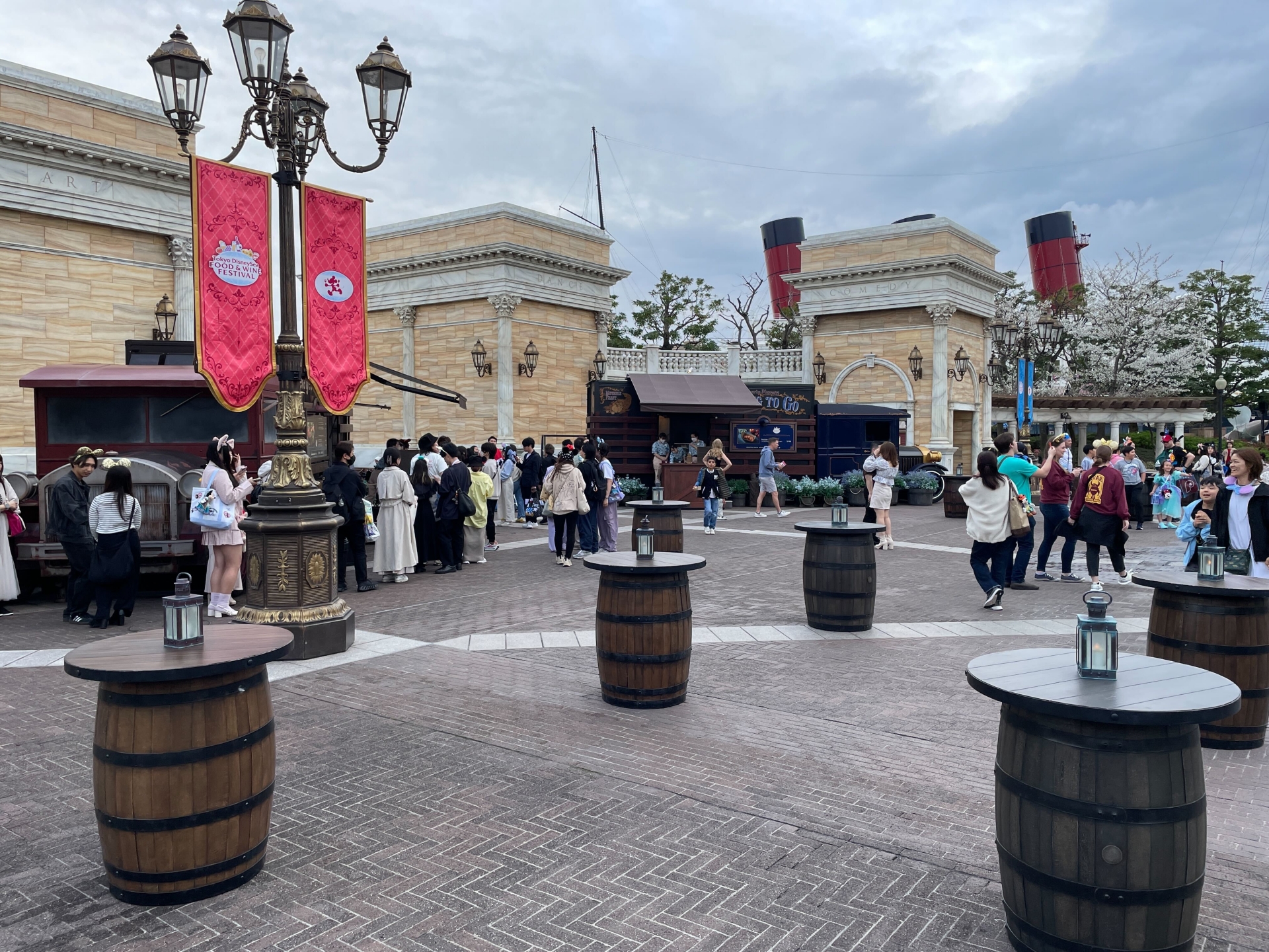 ウォーターフロントパークではフードトラックと、食事などができるテーブルもある。夜にはライトアップされるので、雰囲気が抜群