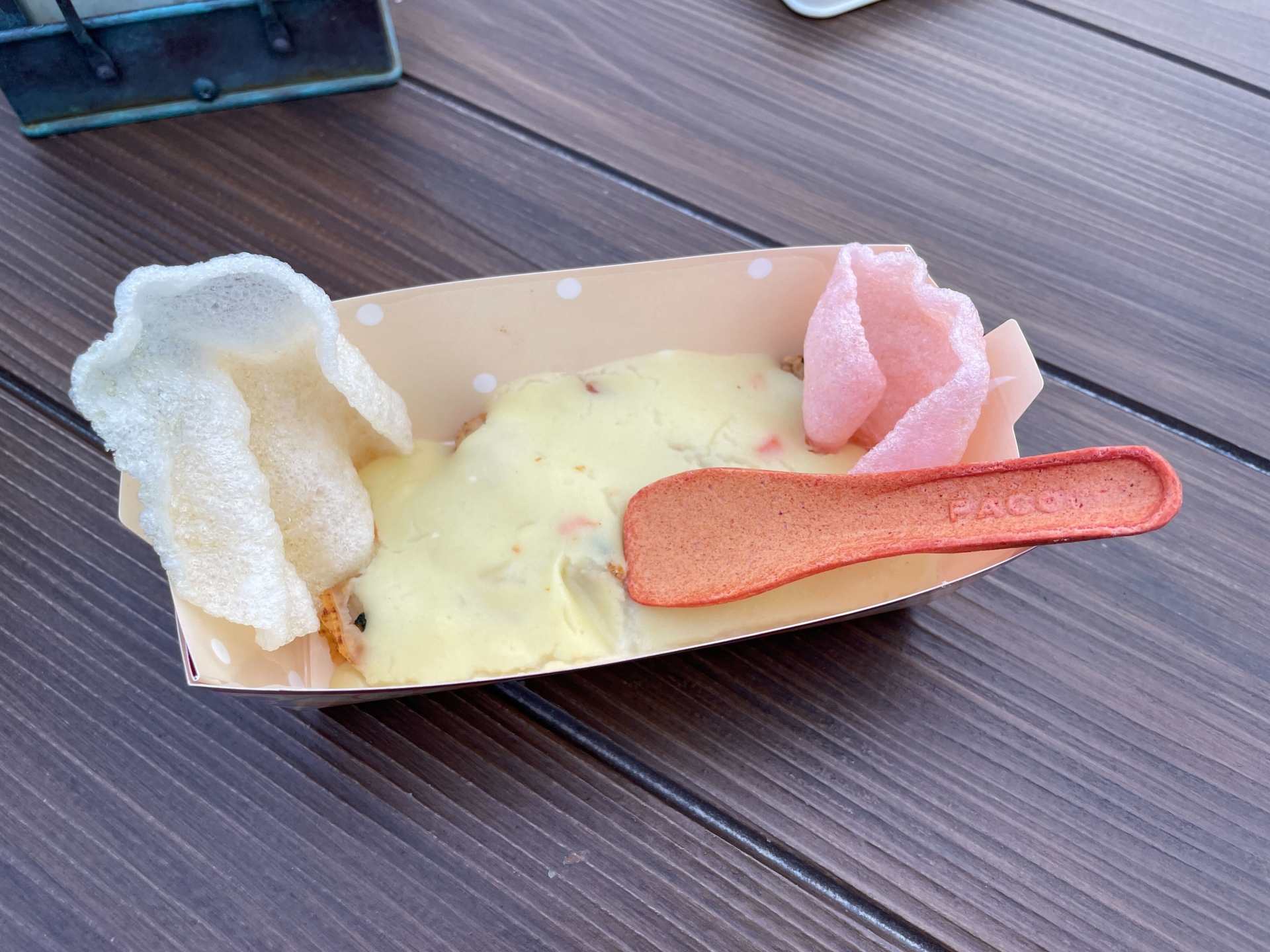 「ホタテ貝のマッシュポテト、シュリンプチップ添え」。「食べられるスプーン」が添えられている