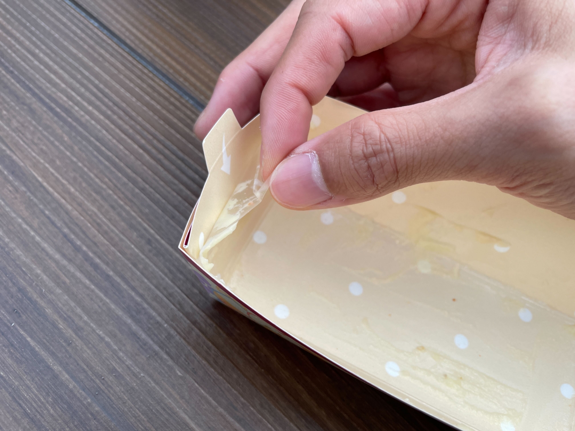 容器にはフィルムが貼ってあり、剥がせるようになっている