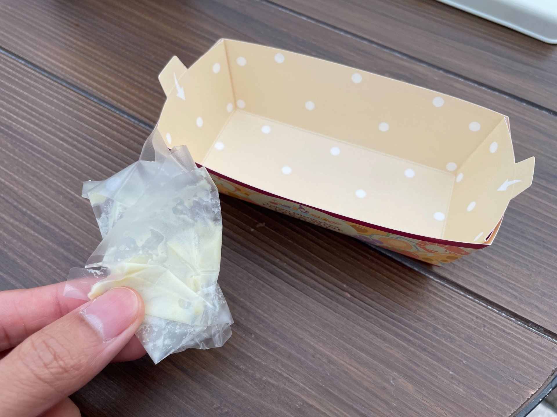 容器にはフィルムが貼ってあり、剥がせるようになっている