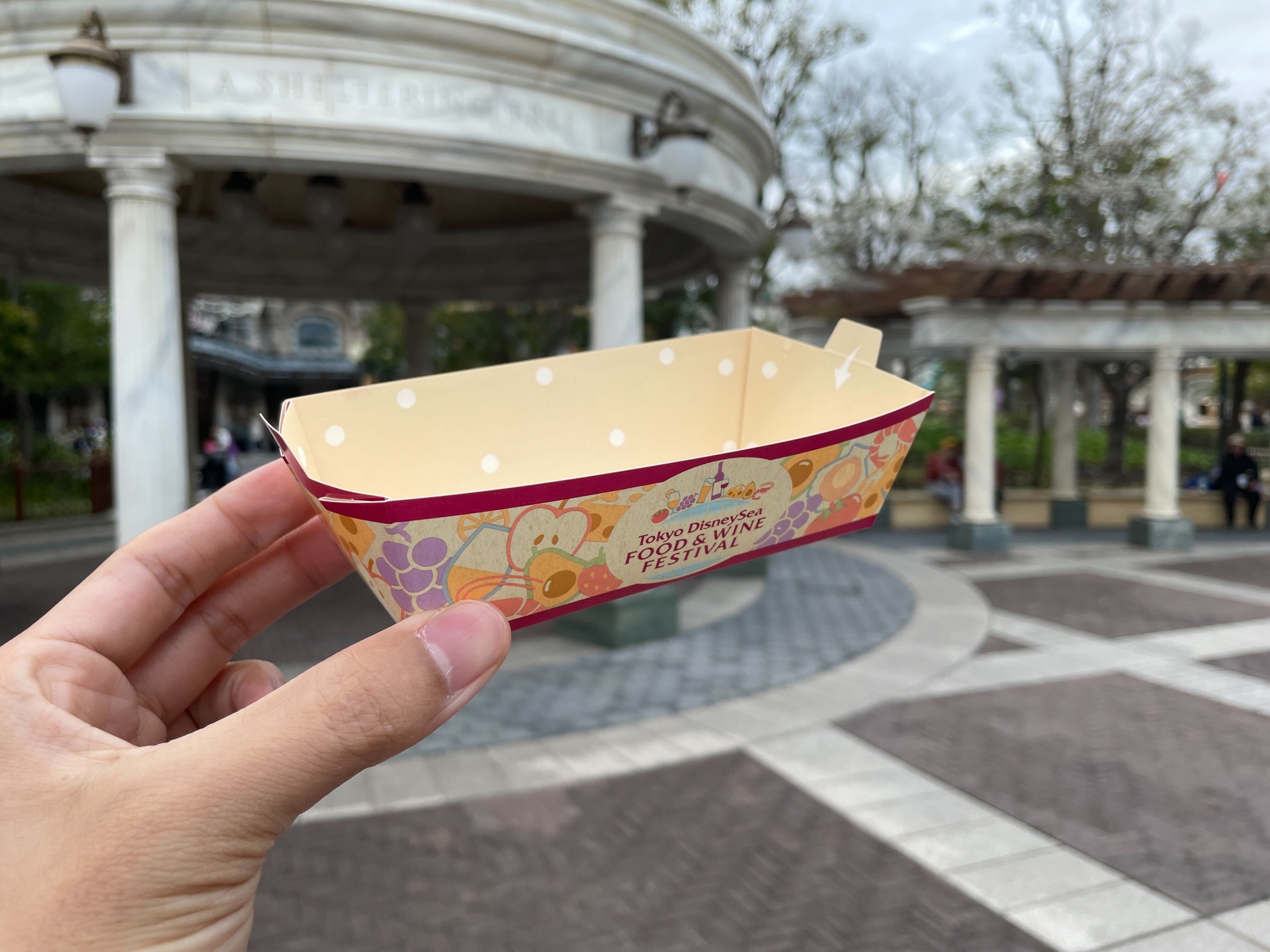 きれいな紙容器。持ち帰ってお土産としてもいいだろう