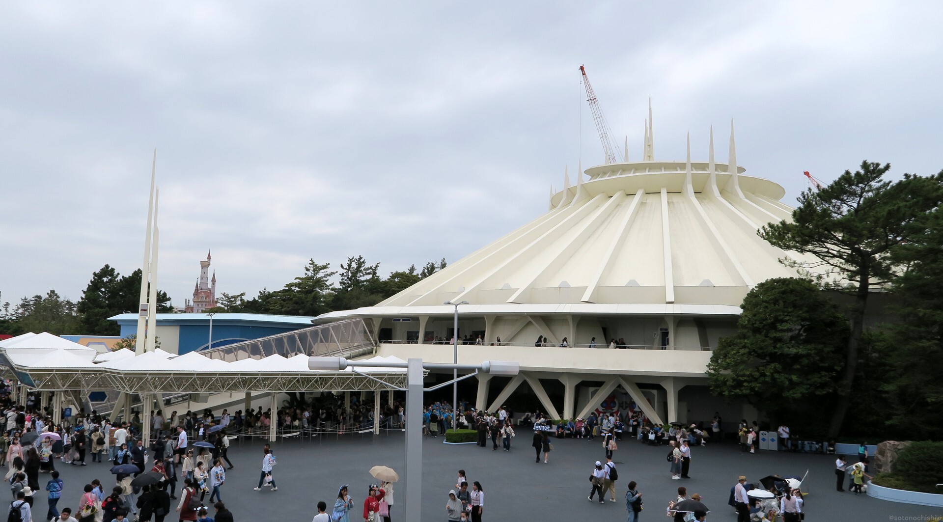 「スペース・マウンテン」の背後にあるクレーンから、すでにリニューアルの作業が始まっているのが伺える