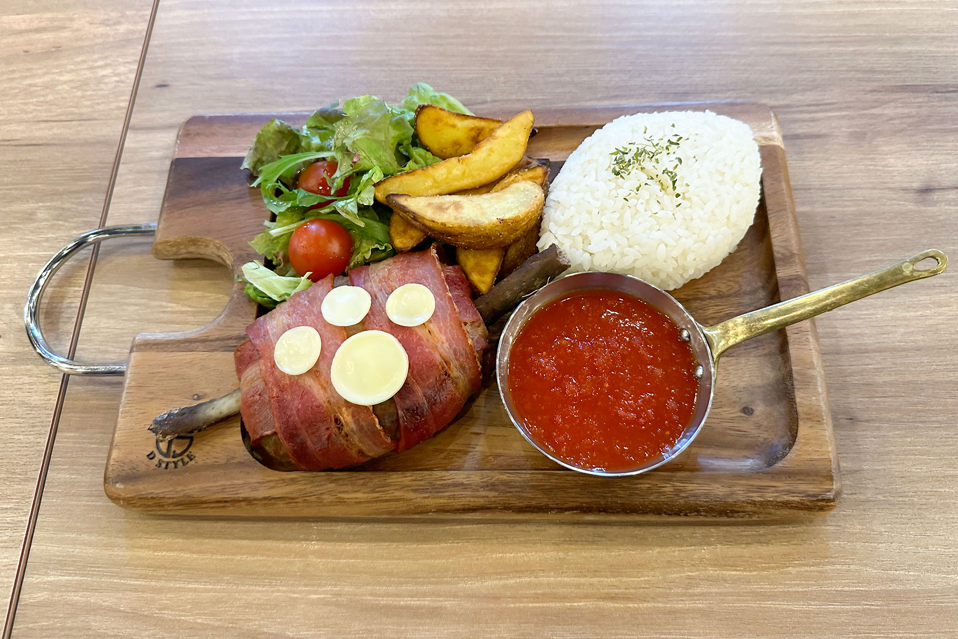 こちらは「MHPメニュー アイルーキッチン特製！こんがり肉のワンプレートディッシュニャ」で、提供期間は4月12日～4月25日