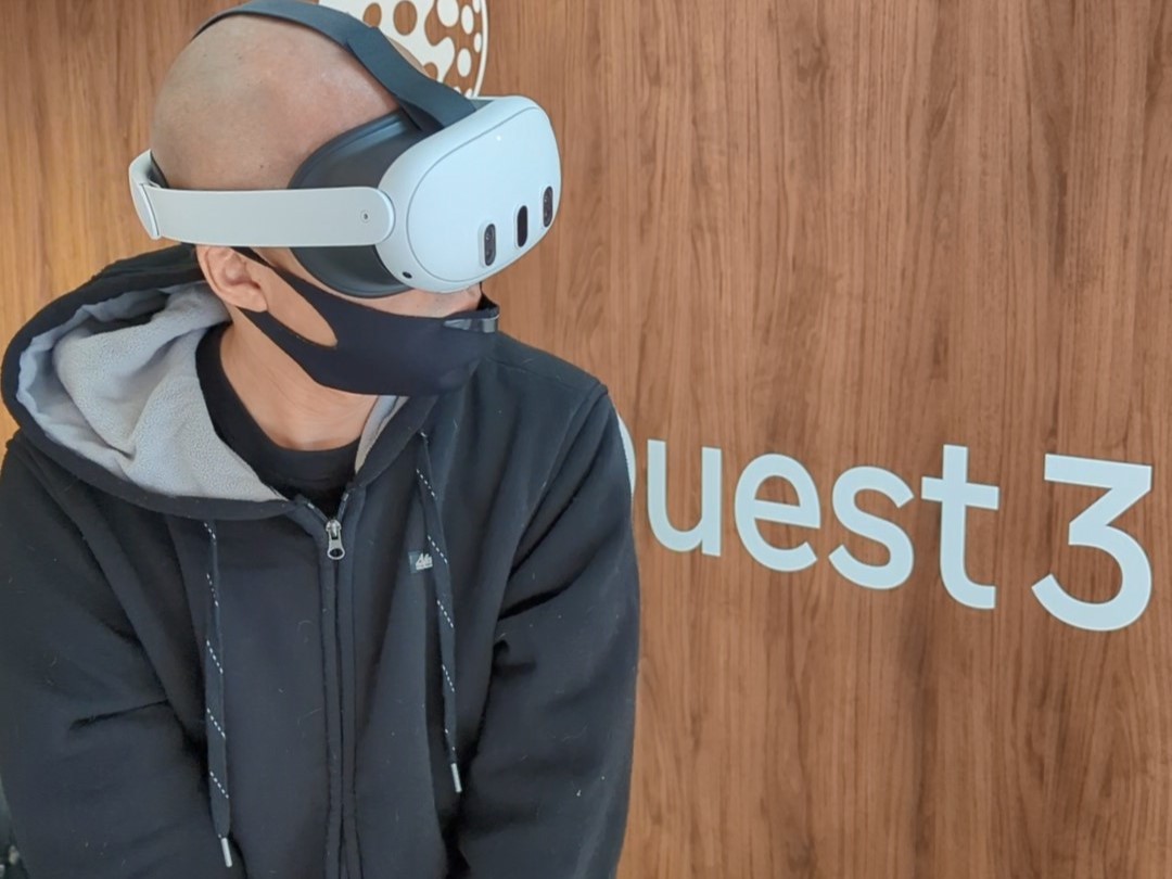 実際にプレイしている筆者の様子をスタッフの方に撮影してもらった。これは打つ前に方向を確認しているところだ