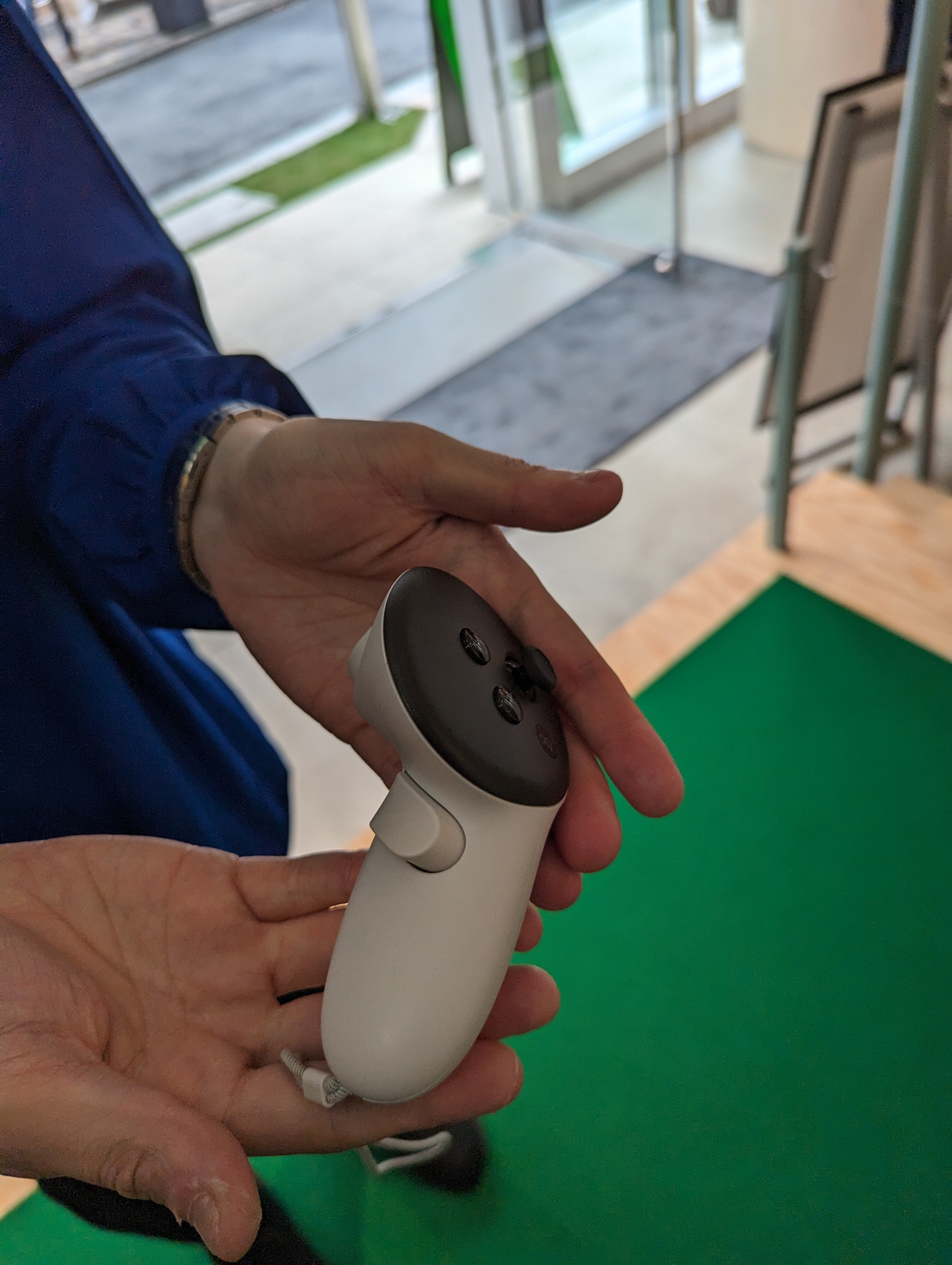 本来Meta Quest 3のコントローラーは両手にそれぞれ装着して使用するが、体験会では利き腕のみ利用したが、特に過不足なくプレイできた