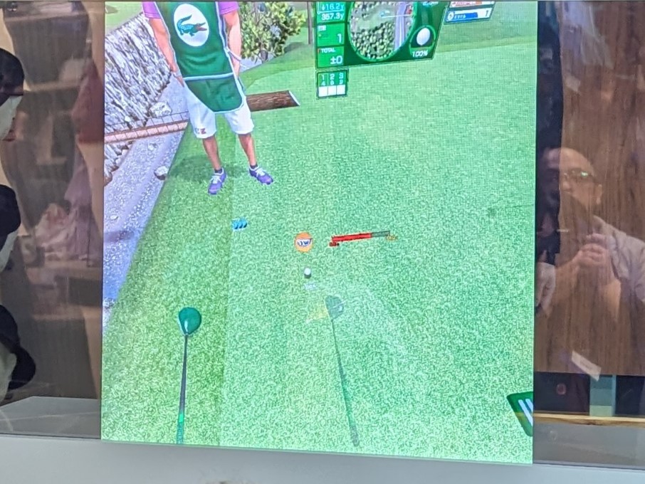 ゲーム画面を見ると、イベント限定のラコステコスチュームを着たキャディの衣装が見える