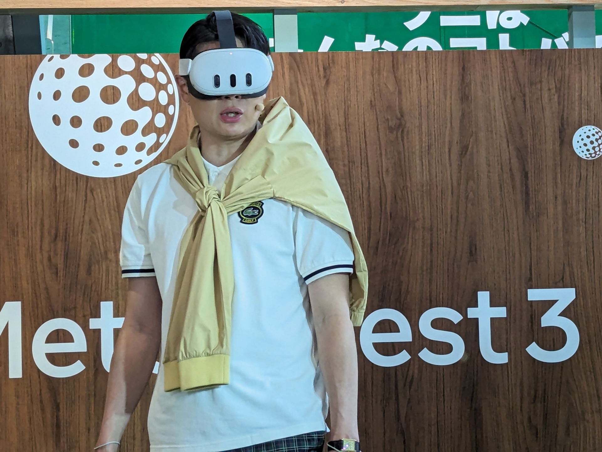 VRヘッドセットを装備した吉村崇さん。これはイケメン