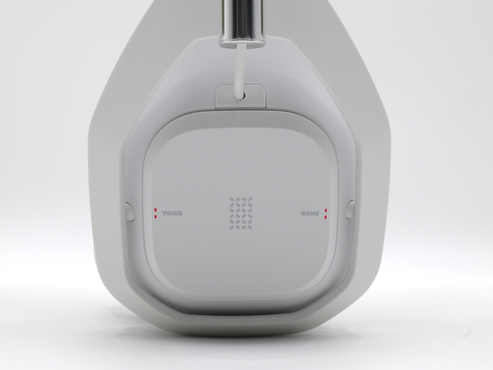 右のハウジングにはゲーム音声とボイスチャットのバランスを調整できる「MixAmp」機能のボタンがある