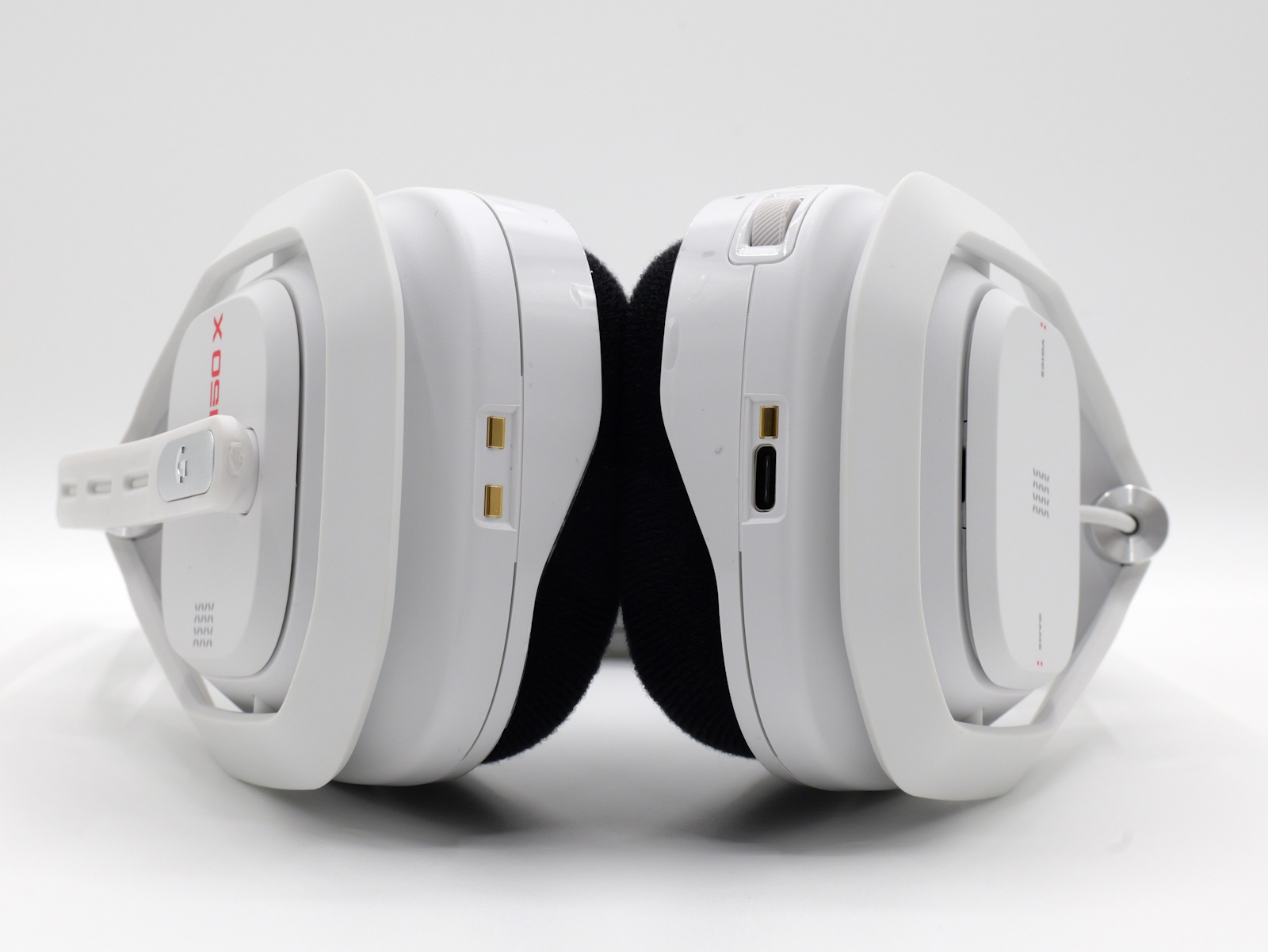 底面にはベースステーションと接続する端子、USB Type-C（充電専用）を備える