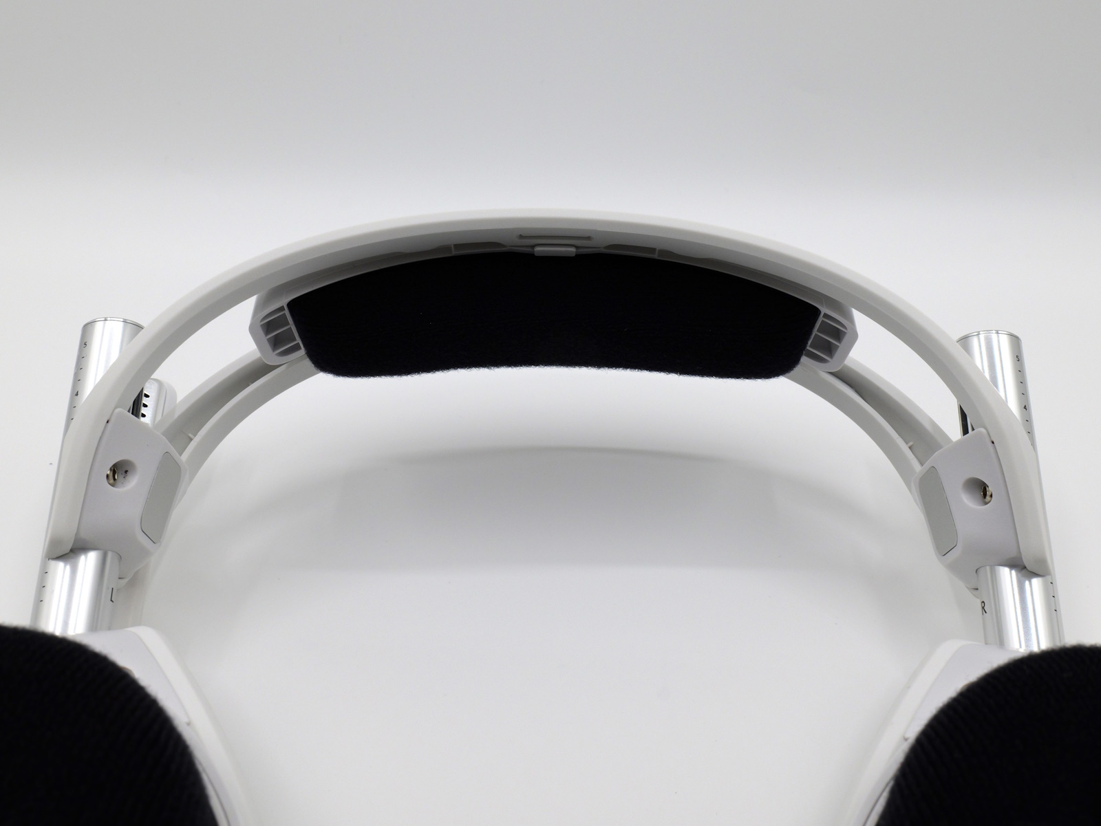 ヘッドバンドは無段階で調整可能。様々な頭のサイズに対応している