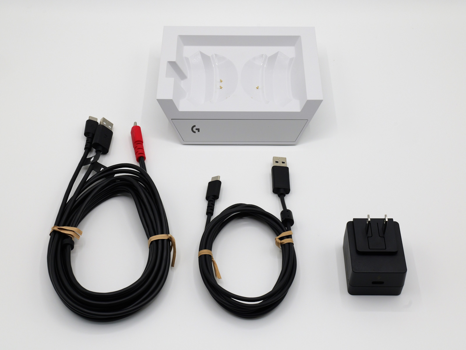 付属品は多め。充電台を兼ねているベースステーション、USB-C to A&Cのコンボケーブル、USB-A to Cケーブル、ACアダプターだ