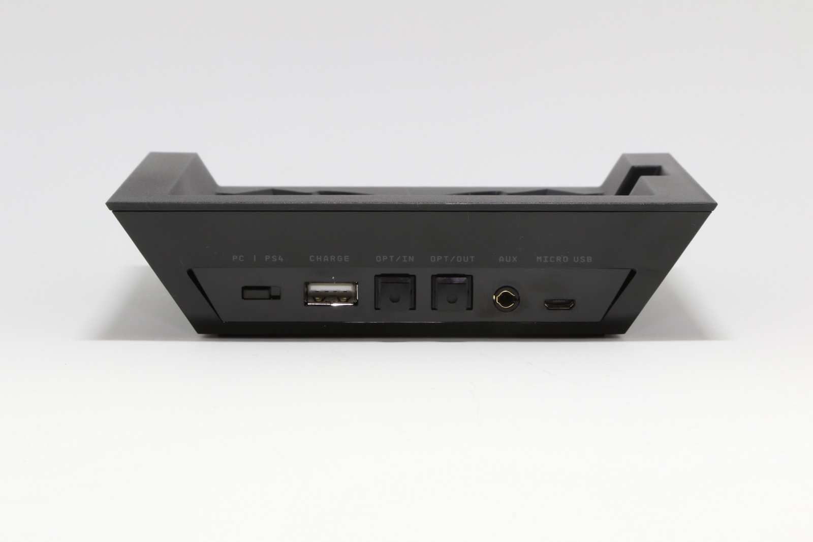 「A50」ベースステーションの背面。光デジタル端子を2つ（入力/出力）搭載している