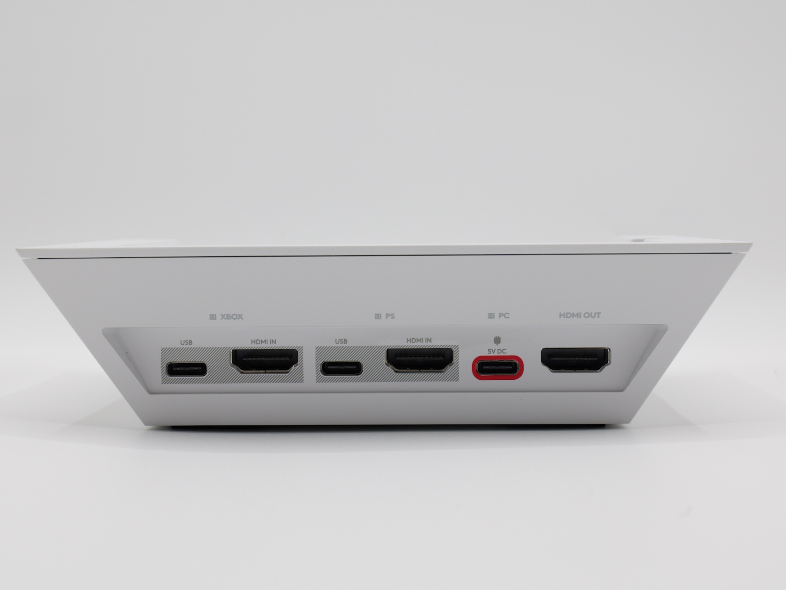 「A50 X」ベースステーションの背面。HDMI端子を3つ、USB-C端子を3つ搭載している。