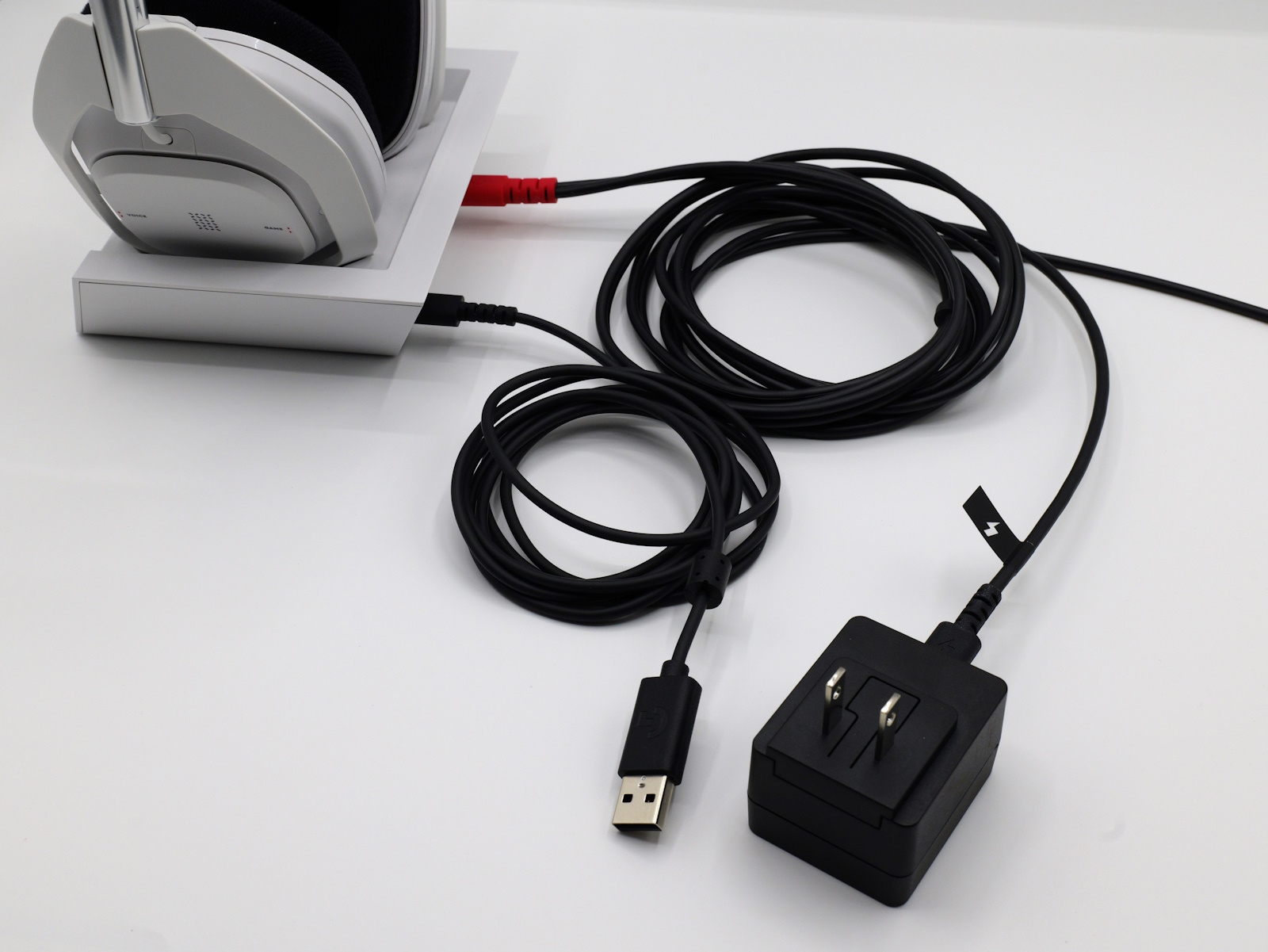 Xboxと“USBのみ”で接続する場合。USBケーブルで本体と接続しつつ、外部給電が必要となる