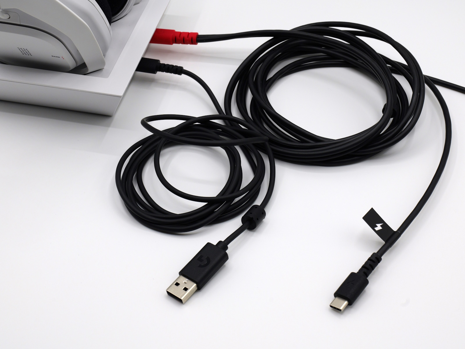 PS5と“USBのみ”で接続する場合。USBケーブルで本体と接続して、PS5本体のUSB-Cポートから給電する