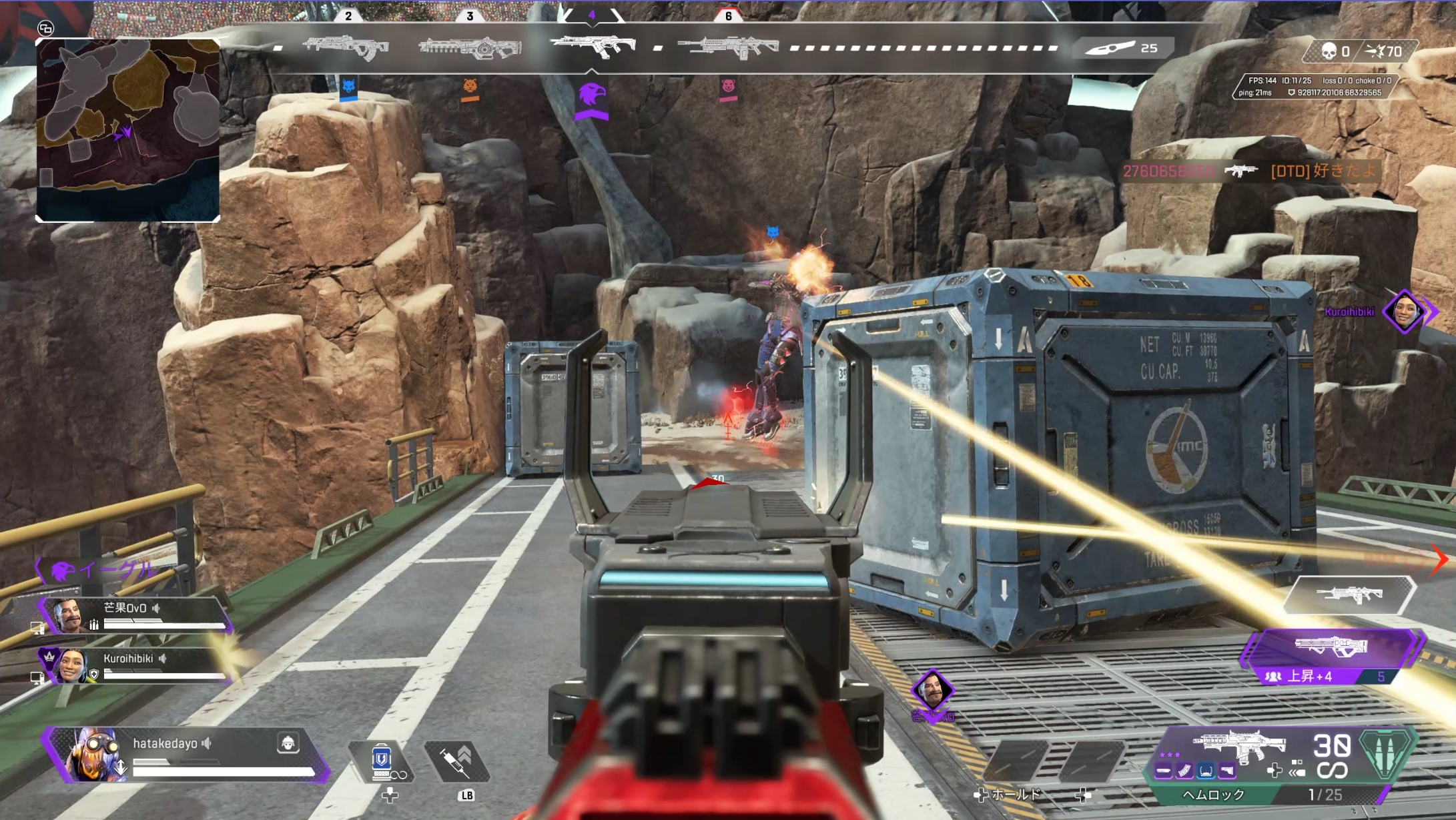 PCでプレイする際はTVの入力を切り替え。ヘッドセットは装着したまま、3つのプラットフォームを切り替えることができる