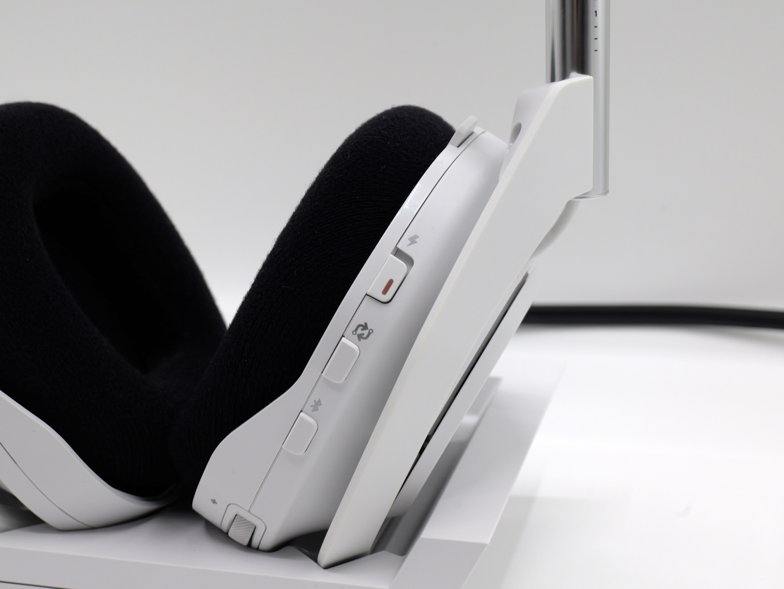 バッテリー持続時間は約24時間で、ベースステーションに置けば充電開始。マグネットも改良されて、ポン置きで難なく充電される