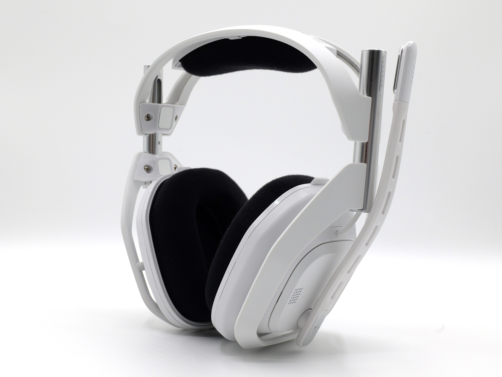 「A50 X」ヘッドセット本体。今回お借りしたのはホワイトで、白×黒×シルバーのカラーリングが近未来的