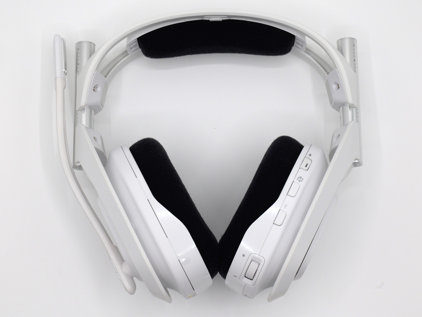 背面（後頭部側）。左手側にマイク、右手側に操作ボタンが集中している