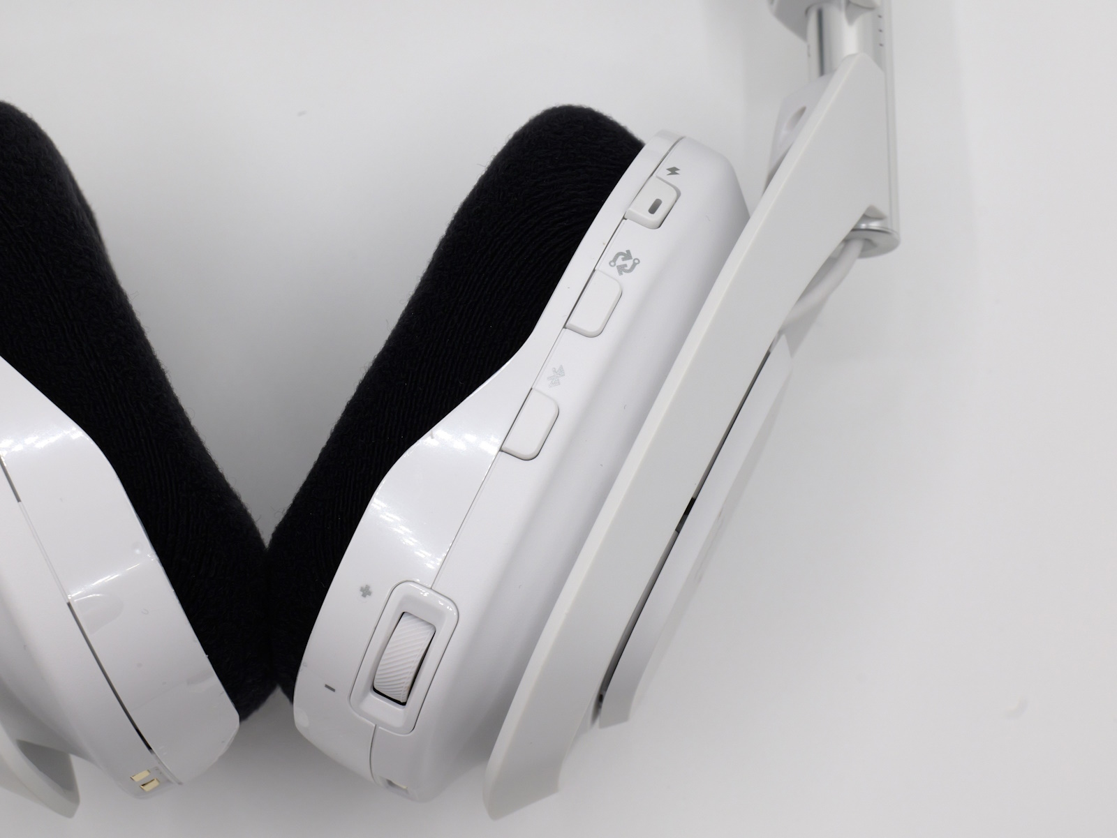 右手側の操作ボタンをクローズアップ。上から電源スライドスイッチ、PLAYSYNCボタン、Bluetoothボタン、音量ダイヤルを備える