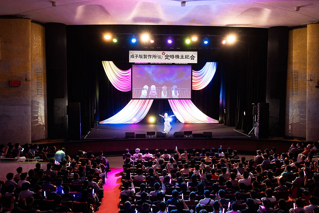 気が付けば、会場内にはペンライトを振っているファンが大勢いた