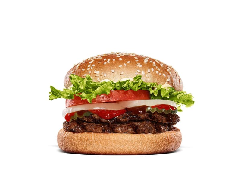 直火焼きの100％ビーフパティに、フレッシュなレタス、トマト、オニオンの豊富な野菜を重ね、コク深く渋みのあるスモーキーなおいしさが特徴の「ブルズアイBBQソース」と食欲をそそるスパイシーソースで仕上げた、コクのある旨辛なおいしさが楽しめるバーガー