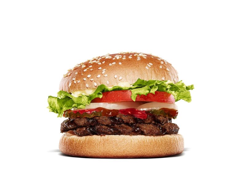 直火焼きの100％ビーフパティに、フレッシュなレタス、トマト、オニオンの豊富な野菜を重ね、焦がしねぎと赤味噌が隠し味の旨みあふれるテリヤキソースと甘酸っぱいラズベリーソースで仕上げた、絶妙な組み合わせがクセになるおいしさのバーガー