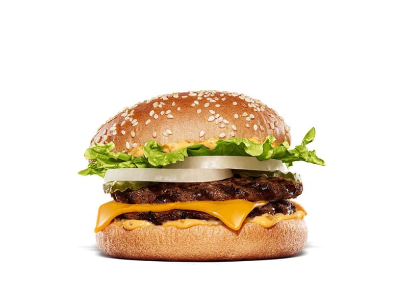 直火焼きの100％ビーフパティに、フレッシュなレタス、トマト、オニオンの豊富な野菜とチェダーチーズを重ね、「特製オーロラソース」で仕上げた、まろやかで爽やかな酸味と濃厚な旨みが楽しめるバーガー