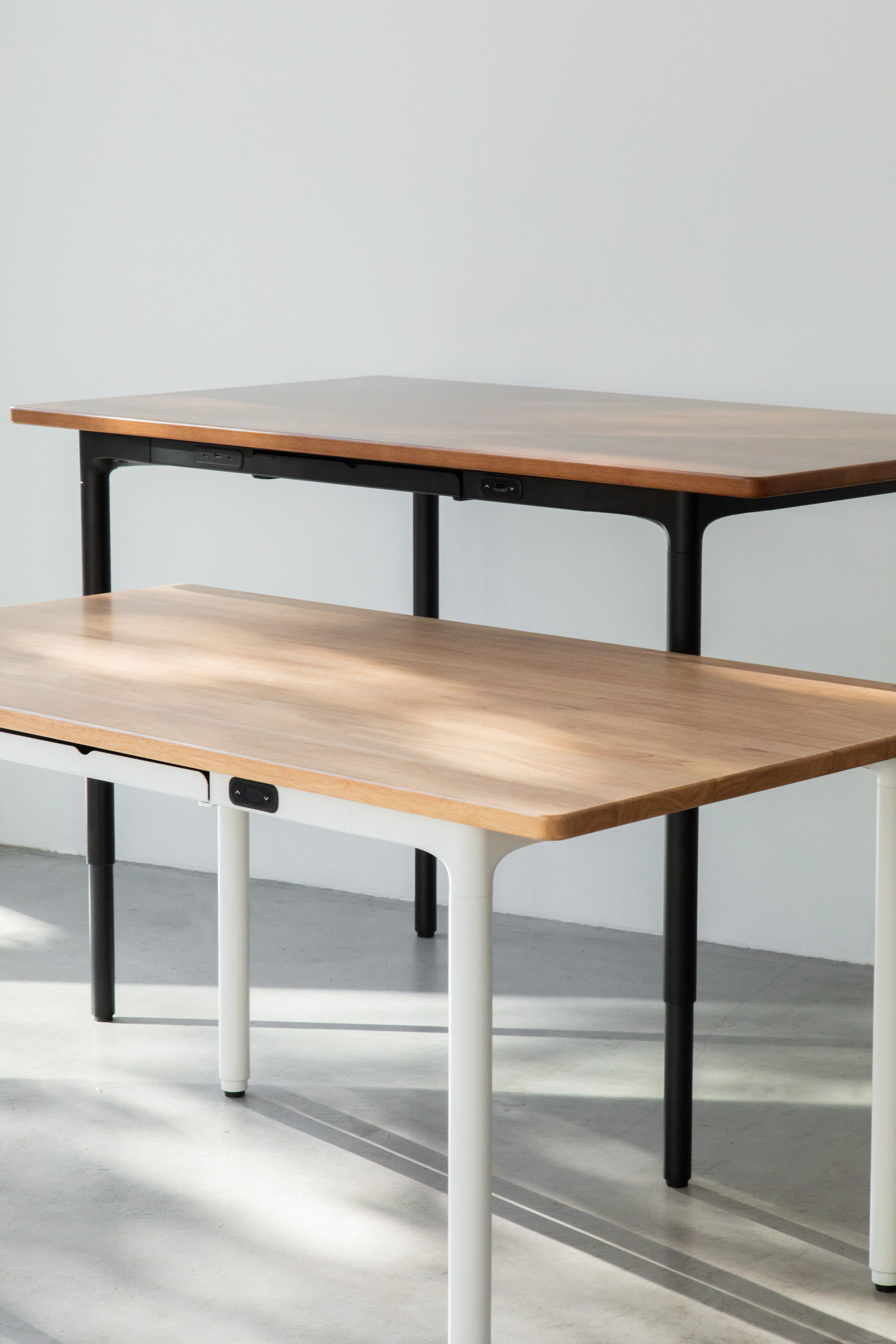 インテリアにも合わせやすい4つ足の昇降デスクがCOFOから発表。Makuake