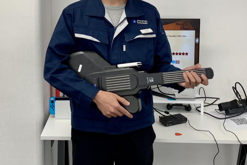 コンパクトながらも本物のギターの基本的な特徴をしっかり再現。構えた時の上部にSwitchのJou-Con差し込み口があるので演奏中には全く邪魔にならず、画面操作時にすぐに触れる