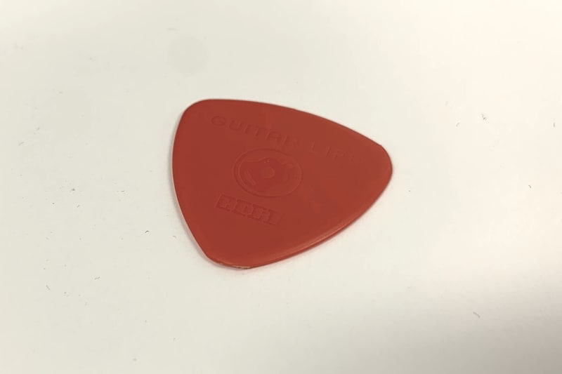 本物よりも少しだけ大きいという専用ピックも付属