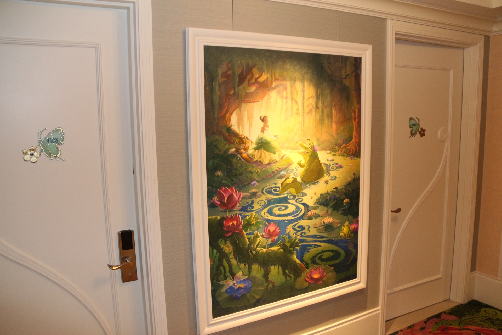 廊下には「眠れる森の美女」「白雪姫」「プリンセスと魔法のキス」「バンビ」のアートが飾られている（予約時、部屋を選択することはできない）