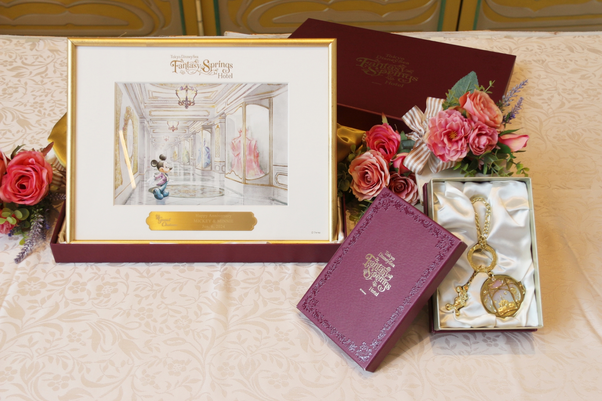 グランドシャトー宿泊者限定となる商品。左は「スペシャルアートフレーム」（46,000円）で、プレートにメッセージや名前、宿泊日などを刻印できる。右はコンパスの中に客室から臨むファンタジースプリングスをイメージした景色が描かれている「スペシャルキーホルダー」（9,000円）