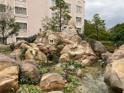 ディズニー「ファンタジースプリングスホテル」は中庭まで抜かりなし