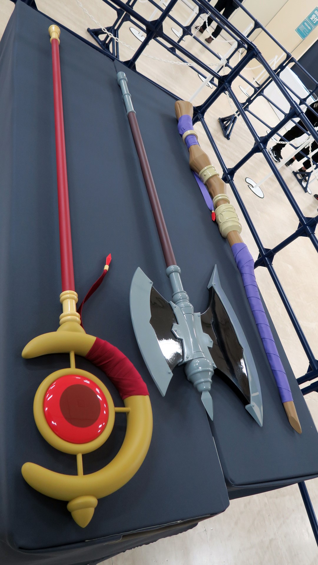 フリーレンの杖（左）、シュタルクの斧（中）フェルンの杖（右）が置かれている