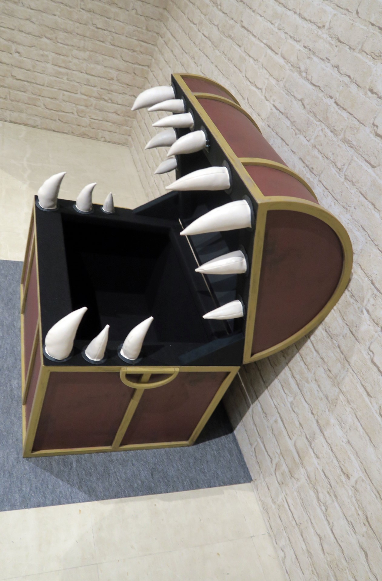 確かにこれは暗くて怖い…！