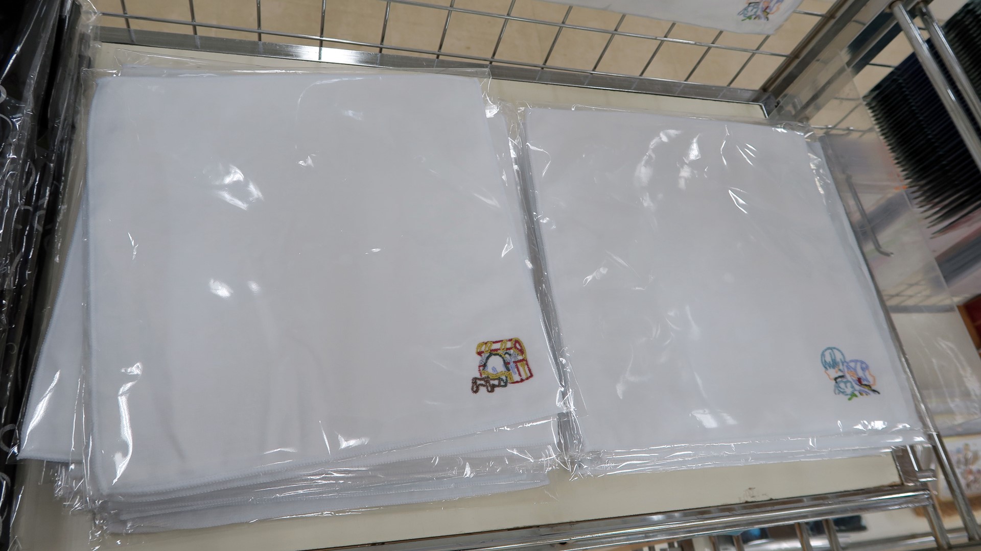 イベントオリジナル刺繍入りタオル 各1,400円（税込）