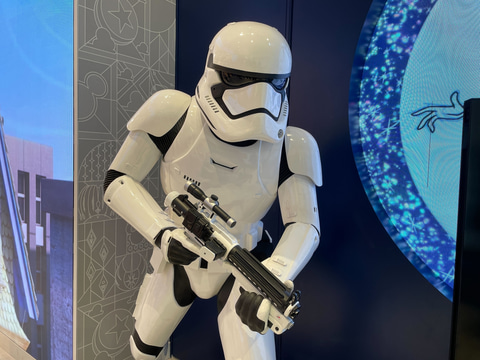 海外ディズニーパーク限定「ダース・モールのライトセーバー」に触っ