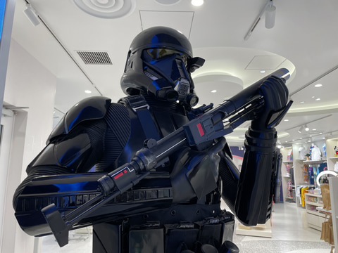 海外ディズニーパーク限定「ダース・モールのライトセーバー」に触っ
