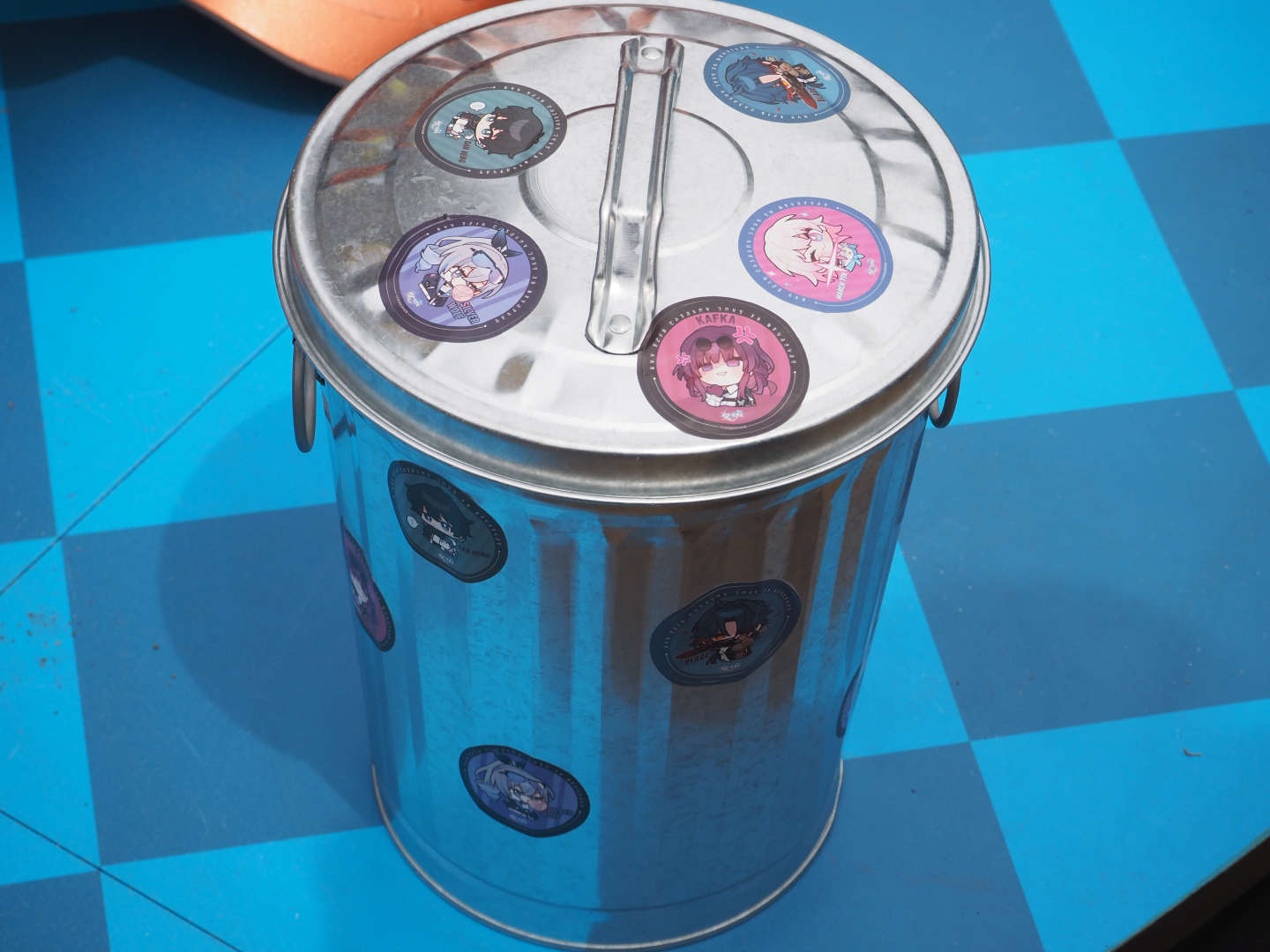 会場にはつい開けたくなるゴミ箱も設置。中にあるのは果たして